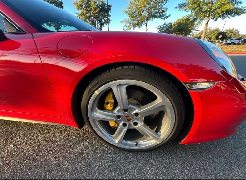 Porsche wheel — yellow calipers